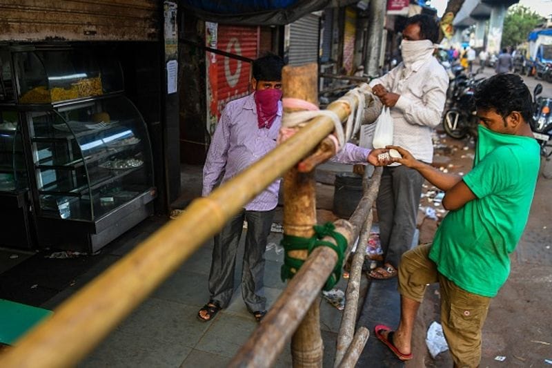 जब धारावी में पहला कोरोना संक्रमण का मरीज मिला था तब सरकार ने कहा था कि मुबंई के धारावी में एक पॉजिटिव केस पाया गया है, जिसके बाद वहां पर 300 फ्लैट और आसपास की 90 दुकानों को सील कर दिया गया है। उस पर्टिकुलर कॉलोनी में रह रहे परिवार और भवन के सभी निवासियों का सैंपल कलेक्शन चल रहा है। प्रोटोकॉल के अनुसार कॉन्टैक्ट ट्रेसिंग की जा रही है।