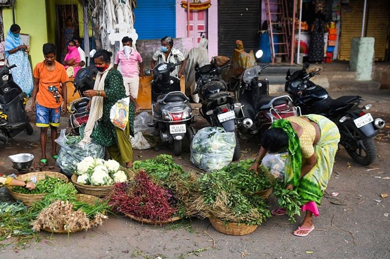 धारावी में एक झोपड़े में 8 से 9 लोग रहते हैं। ऐसे में अगर यहां पर कोरोना संक्रमण फैला तो रोकना मुश्किल हो जाएगा।