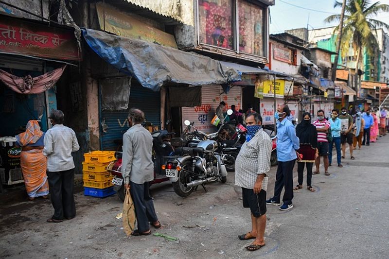 यहां की गलियां काफी संकरी हैं। लोगों की भीड़ लगी रहती है। ऐसे में सोशल डिस्टेंसिंग का पालन करवाना यहां पर दूसरी जगहों पर तुलना में मुश्किल है।