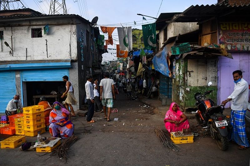 मीडिया रिपोर्ट्स के मुताबिक, धारावी में कोरोना से एक व्यक्ति की मौत के बाद मेडिकल की 6 टीम लगाई गई है जो 24 घंटे अलर्ट मोड पर है।