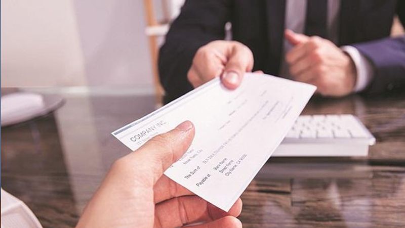 बता दी कि केंद्र सरकार ने कोरोनावायरस से जिन लोगों की इनकम पर असर पड़ा है, उन्हें अपने प्रोविडेंट फंड से 3 महीने की सैलरी के बराबर पैसा निकलने का मौका दिया है। यह पैसा आपको वापस नहीं करना होगा। केंद्र सरकार के अनुसार तीन महीने की सैलरी या अपने कॉन्ट्रिब्यूशन का 75 फीसदी (जो भी कम हो) आप निकाल सकते हैं।