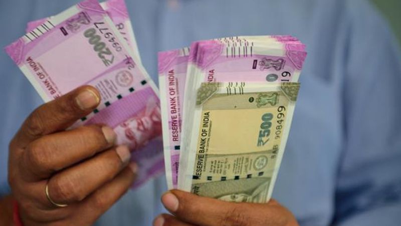 पीएफ खाताधारक इसके तहत पीएफ बैलेंस के 75 फीसद (कर्मचारी की हिस्सेदारी और नियोक्ता की हिस्सेदारी) या तीन माह की बेसिक सैलरी और महंगाई भत्ता में से जो भी कम राशि हो, उतने तक की निकासी कर सकते हैं।
