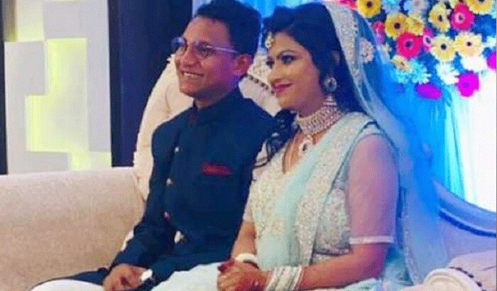 अपनी सगाई के दौरान दोनों एसडीएम अफसर संघमित्रा बौद्ध और अभिषेक चौरसिया ।