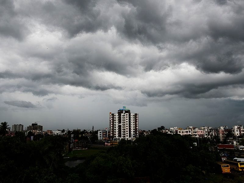 প্রতিটা মুহুর্তে তৎপর রয়েছে পুলিশ প্রশাসন। চলছে দফায় দফায় বৈঠক। বৃহস্পতিবার ঝড় না থামা পর্যন্ত বাড়িতে থাকার নির্দেশ।