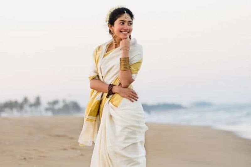 However, the actress wants to be identified as a Tamil girl, as her native place is Coimbatore in Tamil Nadu and she doesn't want to be called a 'mallu.'