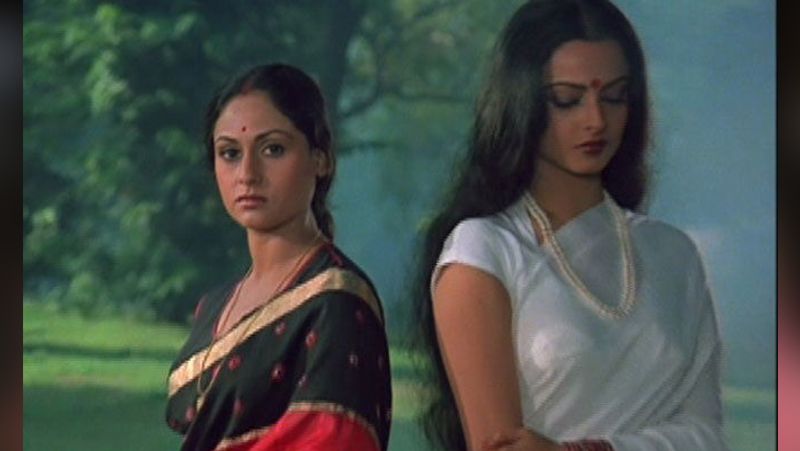 এরই কয়েকদিনের মধ্যে রেখা প্রকাশ্যে এক বিস্ফোরক মন্তব্য করেন। তিনি জানান, অমিতাভ পরিবার, সন্তানদের কথা মাথায় রেখেই ভয় পাচ্ছেন সম্পর্ক স্বীকার করতে।