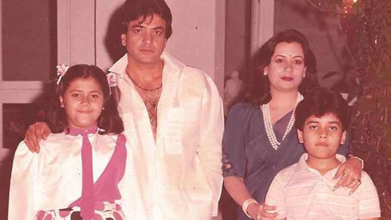 जितेंद्र का एक नाम जंपिंग जैक भी है। 60 से 90 के दशक तक हिंदी सिनेमा में अपनी धाक जमाने वाले जितेंद्र की चर्चाएं उनके अनोखे पहनावे के लिए तो होती ही हैं। इंडस्ट्री में वे एक ऐसे इकलौते एक्टर हैं, जिन्होंने अपने पूरे करियर में 80 रीमेक फिल्मों में काम किया। लगभग 200 फिल्मों में लीड रोल निभाने वाले जितेंद्र ने 121 हिट फिल्में दी हैं।
