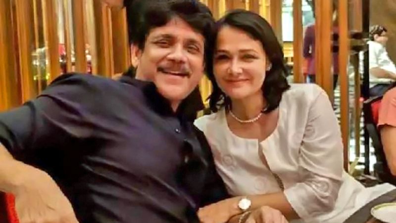 नागार्जुन और अमाला : नागार्जुन ने 1990 में अपनी पहली पत्नी लक्ष्मी को तलाक देकर अमाला से शादी कर ली। उनके दो बेटे नागा चैतन्य (पहली पत्नी से) और अखिल अक्किनेनी दूसरी पत्नी अमाला से हैं।
