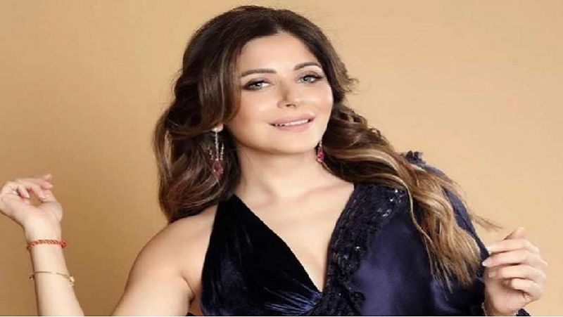 এই সহজ বিষয়টাই বুঝে পারেননি কণিকা কাপুর। তিনি সাফ জানয়ে ছিলেন তিনি নাকি বাইরে থেকে ফিরে ঘরেই ছিলেন। কোথাও বেরননি।