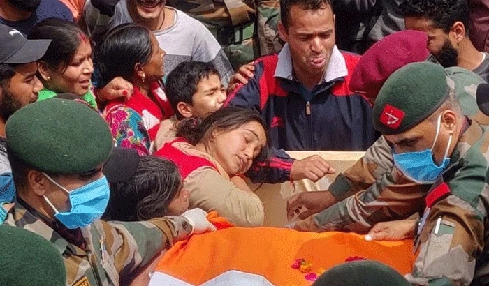 बता दें कि मंगलवार को हवलदार देवेंद्र सिंह राणा का शव हेलीकॉप्टर से राज्य के चारधाम हेलीपैड पहुंचा था।