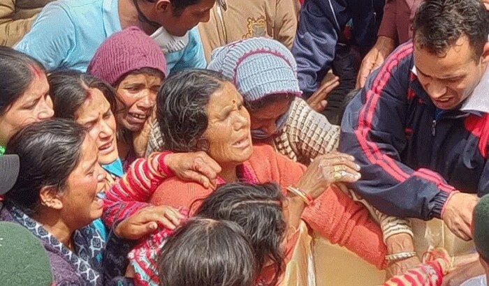 तिरंगे में लिपटे शहीद का पार्थिव शरीर जैसे ही पत्नी विनीता देवी और मां कुंवरी देवी ने देखा वह चीख-चीखकर रोने लगीं। देखते ही देखते गांववालों की भीड़ जमा हो गई और पूरा गांव बिलख पड़ा।