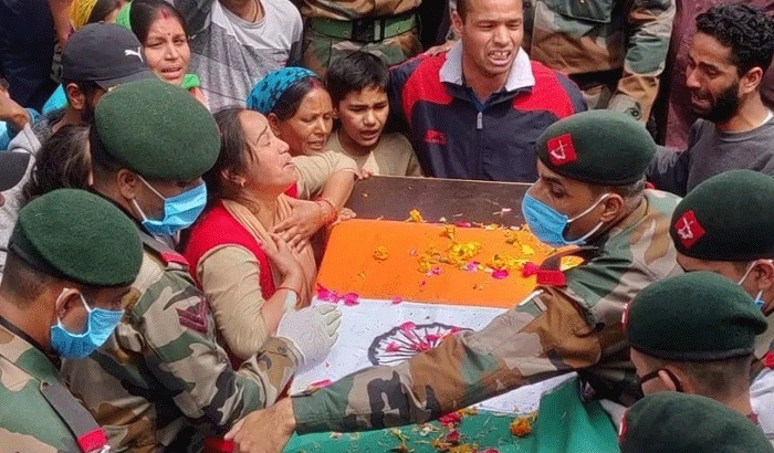 मां और दादी को इस तरह बिलखता देख शहीद के बेटे रवींद्र और बेटी आंचल ने अपने परिवारवालों को संभाला। बेटी आंचल इस पूरे घटनाक्रम से वाकिफ थी। मां-दादी को समझाने के साथ-साथ वह भी रोने लगती थी। पत्नी बार-बार यही कह रही थी- आपने कल मुझे फोन करने का वाद किया था। लेकिन आपने उसको तोड़ दिया।