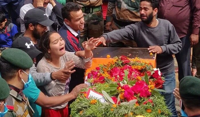 बता दें, मंगलवार को हवलदार देवेंद्र सिंह राणा का शव हेलीकॉप्टर से राज्य के चारधाम हेलीपैड पहुंचा था। जहां मुख्यमंत्री त्रिवेंद्र सिंह रावत और गढ़वाल सांसद तीरथ सिंह रावत ने सेना के अधिकारियों के साथ शहीद को श्रद्धांजलि अर्पित की। इसके बाद पार्थिव शरीर शहीद के पैतृक गांव तिनसोली पहुंचा। (तस्वीर में बिलखते हुए शहीद के परिजन)