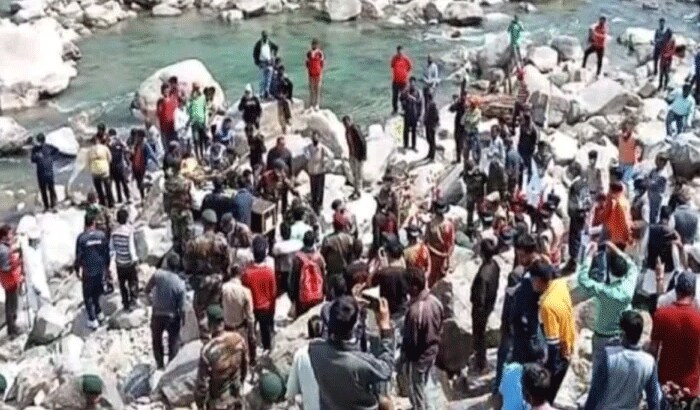किसी तरह सेना के जवानों ने परिवारों वालों को धीरज धराकर अंतिम संस्कार कराने के लिए जवान के पिता को तैयार किया। इस दौरान देवेंद्र सिंह राणा अमर रहे, जब तक सूरज-चांद रहेगा, देवेंद्र तेरा नाम रहेगा, के नारे लगते रहे। इस मौके पर सेना के 10 जवानों ने हवाई फायर कर अपने सैन्य साथी को अंतिम सलामी दी।