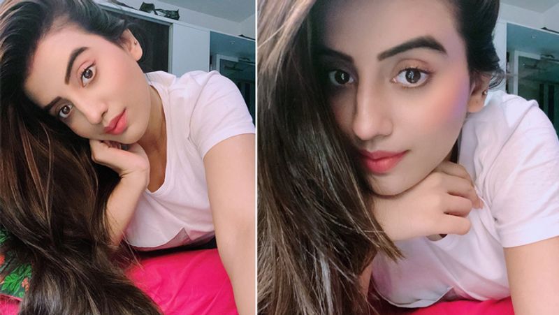 तो फैन के इस सावल के जवाब में एक्ट्रेस ने ज्यादा कुछ नहीं कहा बल्कि इसके जवाब में कहा कि वो सिंगल हैं।