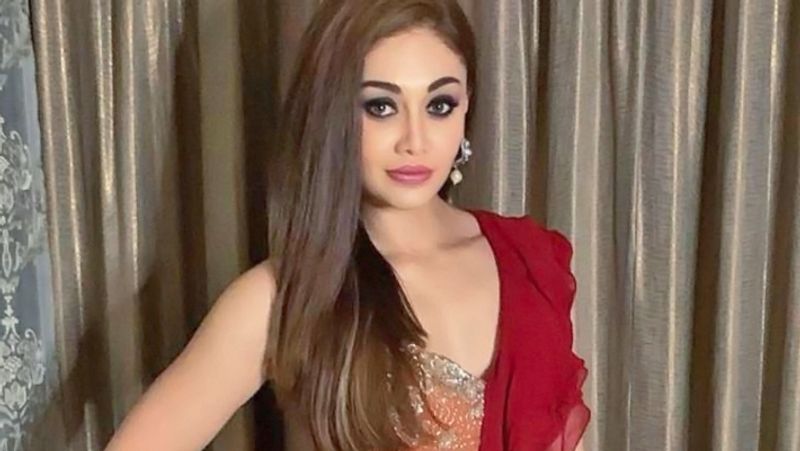 এছাড়া অল্ট বালাজির আডাল্ট কমেডি সিরিজ বেবি কাম নাহ তে অভিনয় করেন শেফালি। সম্প্রতি তাঁকে দেখা গিয়েছে বিগ বস সিজন তেরোতে।