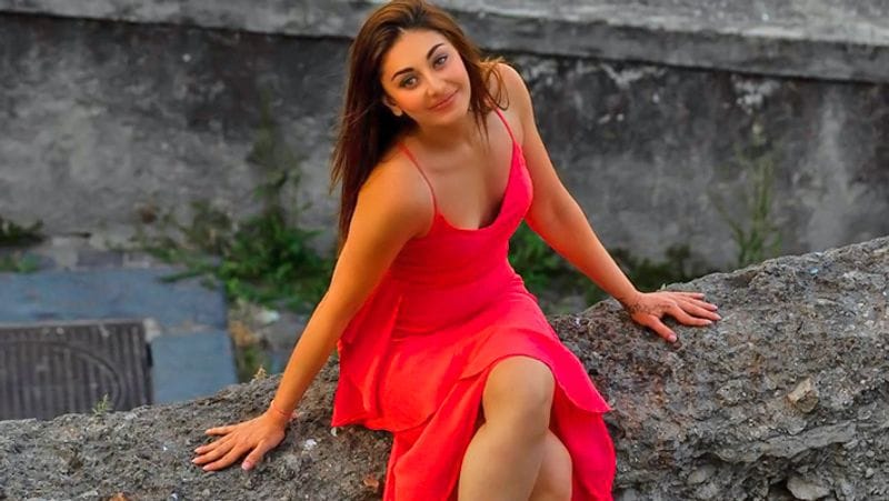 বাবার বিরুদ্ধে গিয়েই এই প্রস্তাবে রাজি হন শেফালি। গানটির জন্য সাত হাজার টাকাও উপার্যন করেন তিনি।