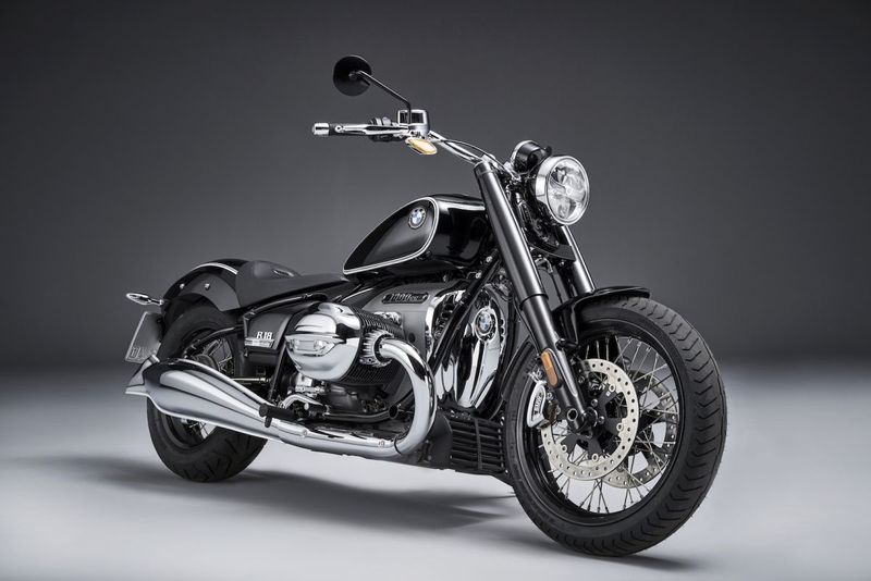 <p>ಸಸ್ಪೆನ್ಷನ್ಗೆ ಸಂಬಂಧಿಸಿದಂತೆ ಆಲ್-ನ್ಯೂ BMW R18 ಕ್ಲಾಸಿಕ್ ಡಬಲ್ ಲೂಪ್ ಸ್ಟೀಲ್ ಟ್ಯೂಬ್ಫ್ರೇಮ್ ಹೊಂದಿದೆ. ರಿಯರ್ ಸ್ವಿಂಗ್ ಆರ್ಮ್ ವಿಶ್ವಾಸಾರ್ಹ ಶೈಲಿಯಲ್ಲಿ ರಿಯರ್ ಆಕ್ಸಲ್ ಟ್ರಾನ್ಸ್ಮಿಷನ್ ಸುತ್ತುವರಿದಿದೆ. ಈ ಸಸ್ಪೆನ್ಷನ್ ಅಂಶಗಳು ಎಚ್ಚರದಿಂದ ಎಲೆಕ್ಟ್ರಾನಿಕ್ ಅಡ್ಜಸ್ಟ್ಮೆಂಟ್ ಆಯ್ಕೆಗಳನ್ನು ವಿತರಿಸುತ್ತದೆ. ಟೆಲಿಸ್ಕೋಪಿಕ್ ಫೋರ್ಕ್ ಮತ್ತು ನೇರವಾಗಿ ಜೋಡಿಸಿದ ಸೆಂಟ್ರಲ್ ಸಸ್ಪೆನ್ಷನ್ ಸ್ಟ್ರಟ್ ಪ್ರಯಾಣ-ಆಧರಿತ ಡ್ಯಾಂಪಿಂಗ್ ಮತ್ತು ಹೊಂದಿಸಬಲ್ಲ ಸ್ಪ್ರಿಂಗ್ ಪ್ರಿಲೋಡ್ ಮೂಲಕ ಉನ್ನತ ವ್ಹೀಲ್ ಕಂಟ್ರೋಲ್ ಮತ್ತು ಉತ್ತಮ ಸಸ್ಪೆನ್ಷನ್ ಕಂಫರ್ಟ್ ನೀಡುತ್ತದೆ. ಬ್ರೇಕಿಂಗ್ ಸಿಸ್ಟಂನಲ್ಲಿ ಟ್ವಿನ್ ಡಿಸ್ಕ್ ಬ್ರೇಕ್ ಮುಂಬದಿಯಲ್ಲಿ ಹಾಗೂ ಸಿಂಗಲ್ ಡಿಸ್ಕ್ ಬ್ರೇಕ್ ಹಿಂಬದಿಯಲ್ಲಿದ್ದು ಫೋರ್-ಪಿಸ್ಟನ್ ಫಿಕ್ಸ್ಡ್ ಕ್ಯಾಲಿಪರ್ಸ್ನೊಂದಿಗೆ ಸಂಯೋಗ ಹೊಂದಿವೆ.</p>