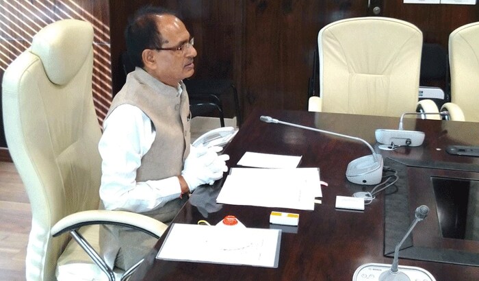 सीएम शिवराज ने अफसरों को भीलवाड़ा और कर्नाटक की तारीफ करते हुए वहां का मॉडल एमपी में अपनाने के लिए कहा है। सीएम ने अधिकारियों से कहा है कि कोरोना की रोकथाम में अफसर अपनी पूरी ताकत लगा दें।