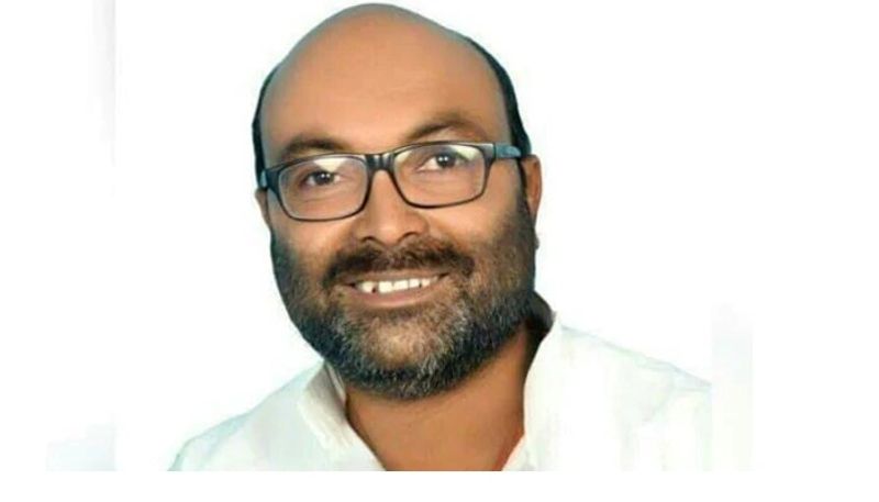 कांग्रेस के प्रदेश अध्यक्ष अजय कुमार लल्लू ने भी भी एक वीडियो ट्विट किया है, जिसमें यह लिखा भी है कि कानपुर के हैलट अस्पताल गेट पर डाक्टर पिता के जद्दोजहद के बाद आईसीयू में पहुंचे बेटे ने दम तोड़ दिया।
