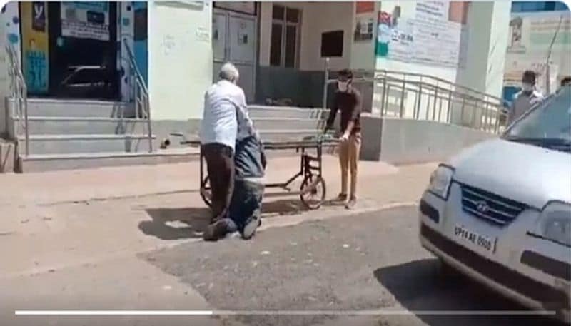 हो-हल्ला मचने पर कर्मचारियों ने स्ट्रेचर लाकर दे दिया। पिता खुद बेटे को स्ट्रेचर पर लेकर इमरजेंसी गए। फिर उसे आईसीयू में शिफ्ट कर दिया गया। जहां इलाज के दौरान मौत हो गई।