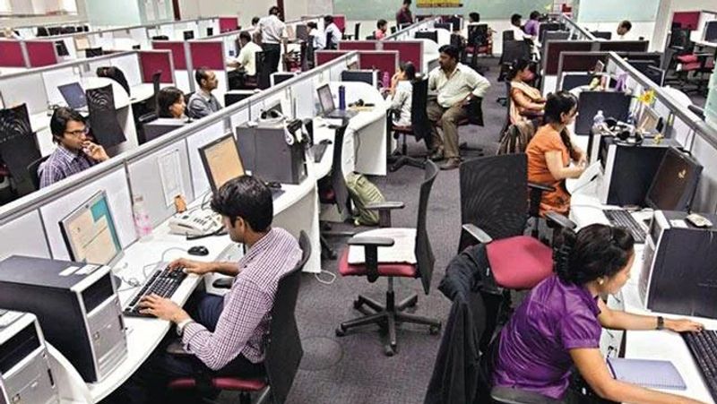 भारत में भी इसका खासा असर देखने को मिलेगा एक्सपर्ट्स और इंडस्ट्री के जानकारों के मुताबिक आने वाले 3 से 6 महीनों में आईटी सेक्टर के 1.5 लाख लोगों की नौकरी पर संकट पैदा हो सकता है। आईटी सेक्टर से पूरे देश भर में 50 लाख लोगों को नौकरी मिलती है, जिनमें से 10 से 12 लाख कर्मचारी छोटी कंपनियों से ही जुड़े हैं। आईटी सेक्टर की टॉप 5 कंपनियों में ही अकेले 10 लाख लोग कार्यरत हैं।