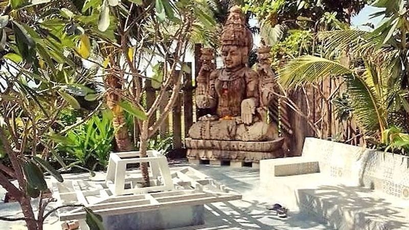 अक्षय कुमार ने 2 साल पहले अंधेरी, मुंबई में एक नया घर खरीदा था। उनके इस नए घर की कीमत लगभग 18 करोड़ रुपए है। ये घर 21 वें माले पर है। उन्होंने सिर्फ एक फ्लैट नहीं बल्कि पूरा का पूरा फ्लोर ही अपने नाम किया है। एक ही फ्लोर के 4 फ्लैट खरीदे हैं। 7974 स्क्वेयर फिट में फैले इस घर के एक फ्लैट की कीमत लगभग 4.50 करोड़ रुपए है। स्विमिंग पूल, जॉगिंग ट्रैक, फिटनेस सेंटर जैसी सुविधाएं है इस घर में।