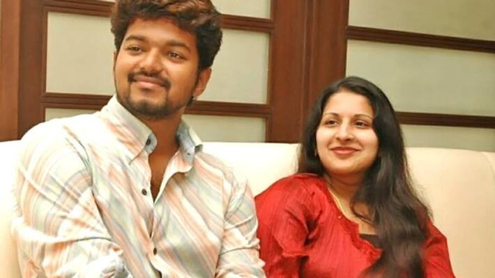 Thalapathy Vijay Donate 10 Lakhs to Kerala 5 lakhs to Karnataka, Andhra, Telangana, pondy Thalapathy Vijay Donate 10 Lakhs to Kerala 5 lakhs to Karnataka, Andhra, Telangana, pondy