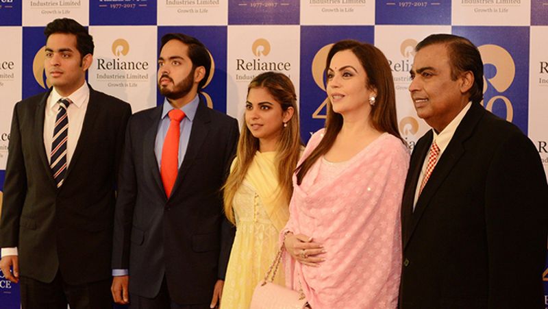 बता दें कि मुकेश अंबानी और उनके परिवार ने रिलायंस के गिरते शेयर प्राइस का फायदा उठा कर रिलायंस इंडस्ट्रीज के 9,145 करोड़ रुपए की वैल्यू के शेयर खरीदे हैं। उन्होंने ओपन मार्केट के जरिए ये शेयर खरीदे थे। रिलायंस इडस्ट्रीज के चेयरमैन मुकेश अंबानी ने 2,68,308 शेयर खरीदे, नीता अंबानी ने 7,03,708 ईशा अंबानी ने 7,71,220, आकाश अंबानी के 7,73,620 और अनंत अंबानी ने 73,00,000 लाख शेयर खरीदे।