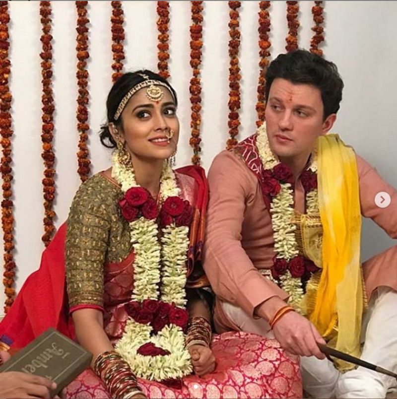 দীর্ঘদিনের বয়ফ্রেন্ড অ্যান্দ্রেই কসচিভের সঙ্গে গাঁটছড়া বেধে পাকাপাকিভাবে স্পেনে রয়েছেন শ্রিয়া।