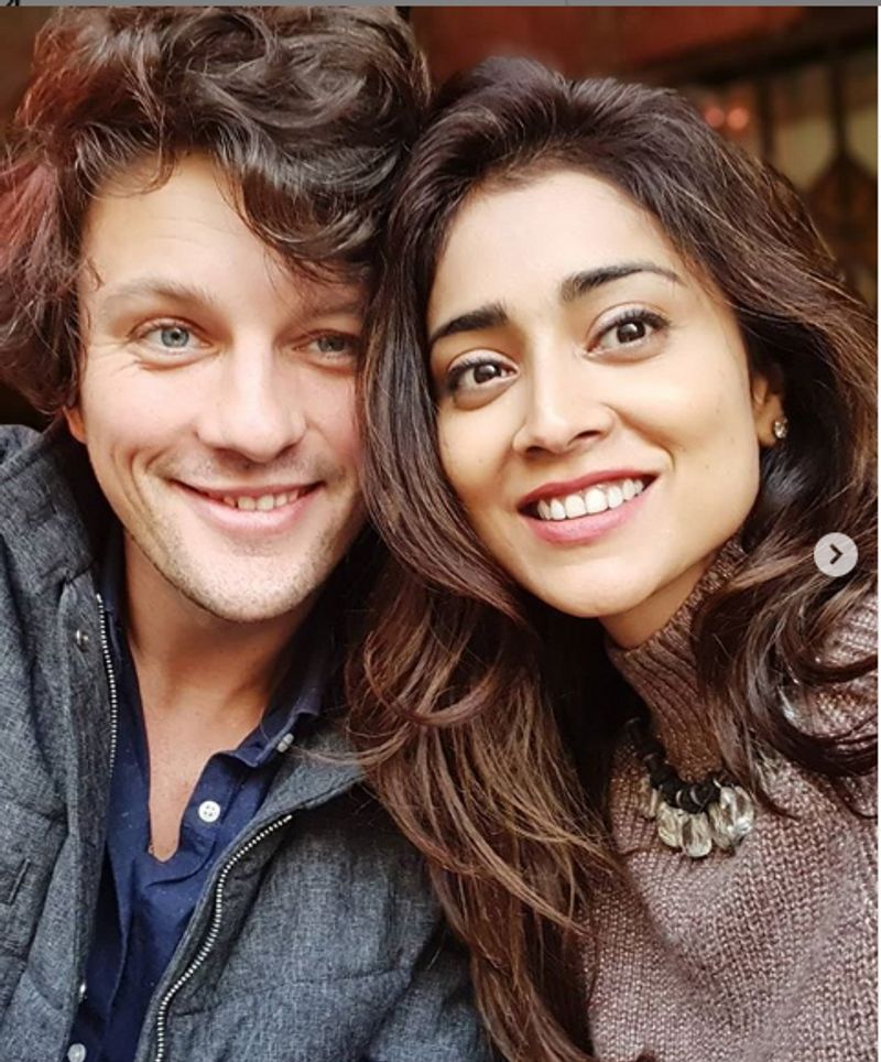 পুরোপুরি লকডাউন শুরু হয়ে গিয়েছিল। আর এই লকডাউনের মধ্যেই তার স্বামী অ্যান্দ্রেই-এর শরীরে করোনা উপসর্গ দেখা যায়।