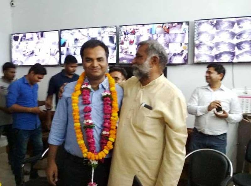 उत्तर प्रदेश राज्य के टॉपर अनुभव सिंह का जन्म एक बेहद साधारण परिवार में इलाहाबाद के पास के एक छोटे से गांव दसेर में हुआ है उनके पिता धनंजय सिंह किसान हैं और मां सुषमा सिंह सरकारी स्कूल में क्लर्क हैं। अनुभव की बड़ी बहन ने विज्ञान के क्षेत्र में मास्टर्स किया है।