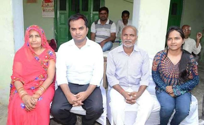 अनुभव ने आठवीं कक्षा तक की शिक्षा गांव से करने के बाद इलाहाबाद के बीबीसी इंटर कॉलेज, शिवपुरी से आगे की पढ़ाई की। 11वीं कक्षा से ही IIT की तैयारी में अनुभव जुट गए। जिसके बाद आईआईटी रुड़की में उन्हें दाखिला मिला।