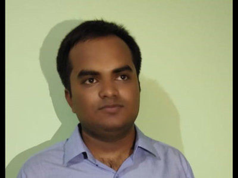 अनुभव की मां सुषमा सिंह लगभग 12 साल उनके साथ इलाहाबाद में रहीं। और उनकी पढ़ाई से लेकर खाने-पीने तक हर चीज का ध्यान रखा। अनुभव की मां गर्व से कहती हैं कि उनके बेटे को किताबों और पढ़ाई के अलावा कोई अन्य शौक नहीं रहा। अनुभव के पिता के शब्दों में उनकी जिंदगी का सबसे खूबसूरत दिन वह अनुभव की इस कामयाबी को मानते हैं। उनका बेटा बचपन से ही जिम्मेदार और करियर को लेकर गंभीर था।
