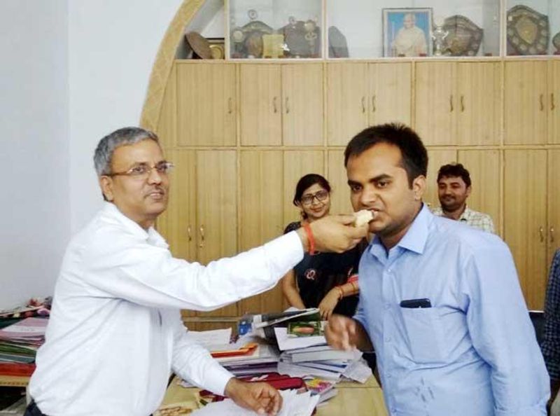 अनुभव अपने परिवार और मित्रों को अपनी सफलता का मुख्य स्रोत मानते हैं आईआईटी रुड़की से इंजीनियरिंग करने के बाद भारतीय राजस्व सेवा में अनुभव का चयन होने पर भी ट्रेनिंग के दौरान वह प्रशासनिक सेवा की तैयारी करते रहे। उन्हें अपनी मेहनत और लगन पर पूरा विश्वास था इसलिए अपने सपने को पूरा करने में उन्होंने कोई कसर नहीं छोड़ी।