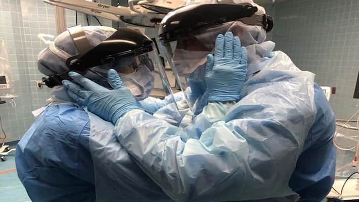 doctor couple fighting as corona warriors loving moment captured made people emotional kph doctor couple fighting as corona warriors loving moment captured made people emotional kph