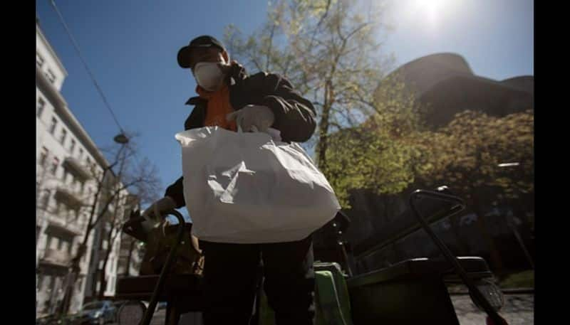 Coronavirus lockdown Horse-drawn carriages deliver food to senior citizens in this city