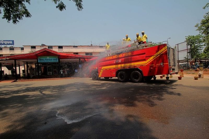 इलाज के दौरान ही कोरोना पीड़ित ने दम तोड़ दिया। हालांकि बाद में पता चला कि वह कोरोना संक्रमित था। कोरोना संक्रमित होने का पता चलने के बाद प्रशासन ने उसके संपर्क में आने वाले लोगों की जानकारी लेनी शुरू की।