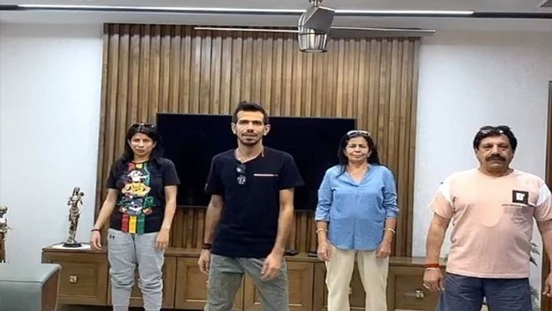 चहल इससे पहले भी टिकटॉक वीडियो बनाते रहे हैं, पर लॉकडाउन के बीच उन्होंने इन वीडियो में अपने परिवार के लोगों को भी शामिल कर लिया है।