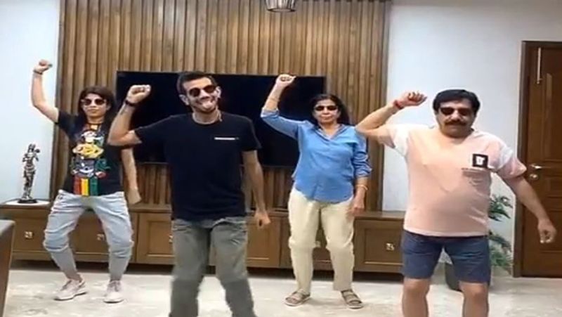 चहल ने अपने नए वीडियो में चश्मा लगाकर काफी मजेदार डांस किया है। हालांकि, बाकी लोग उनके मजाकिया अंदाज को कॉपी नहीं कर पाए।