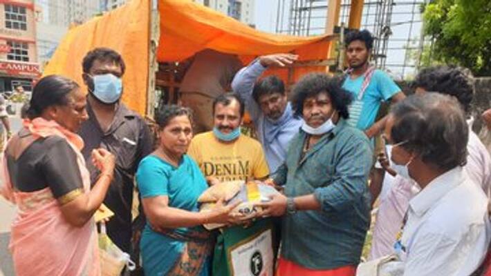 Actor Yogibabu donated a 1,000 KG Rice Bages to Federation of Small Screen Technicians Actor Yogibabu donated a 1,000 KG Rice Bages to Federation of Small Screen Technicians