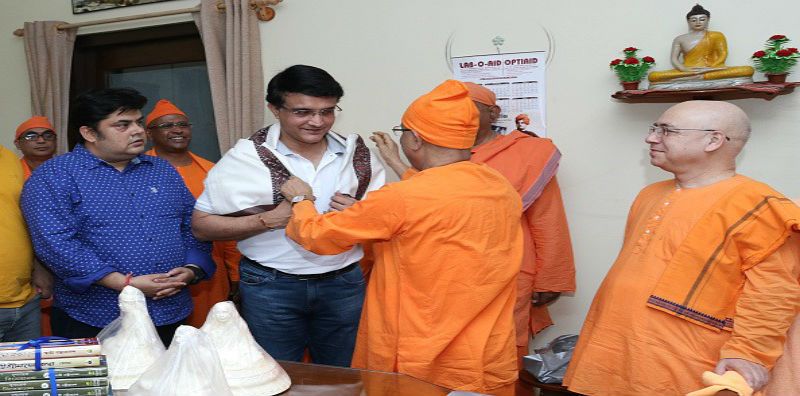গত পয়লা এপ্রিল দুপুরে বেলুড় মঠে উপস্থিত হন মহারাজ। সেখান থেকে বেলুড় মঠের মহারাজদের হাতে ২ হাজার কিলো চাল তুলে দেন তিনি ।গরীব মানুষদের জন্য সৌরভের এই উদ্যোগকে স্বাগত জানিয়েছেন বেলুড়ের মহারাজরা।