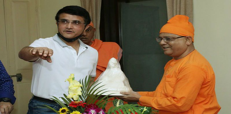 সৌরভ গঙ্গোপাধ্যায়কে সারা বিশ্বের মানুষ চেনেন। তার মতো একজন ব্যক্তিত্ব বেলুড় মঠের পাশে এসে দাঁড়িয়ে ত্রাণকার্যে সাহায্য করছেন এটা তাদের কাছে খুবই গৌরবের বিষয়।