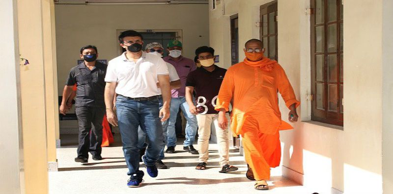 শনিবার থেকে শুরু করে লকডাউন না ওঠা পর্যন্ত প্রতিদিন মন্দির কর্তৃপক্ষকে সাহায্য করবে সৌরভ গঙ্গোপাধ্যয়ের ফাউন্ডেশন। লকডাউনের বাকি দিনগুলি সৌরভের ফাউন্ডেশন প্রতিদিন ১০ হাজার মানুষের মুখে অন্ন তুলে দেবে।
