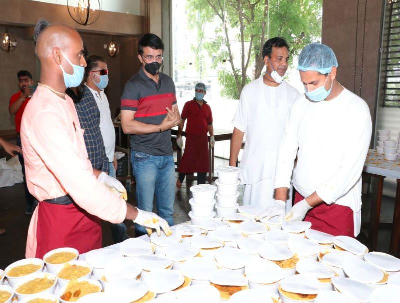 তিনি বলেন এখন থেকে অতিরিক্ত আরও ১০ হাজার দুঃস্থ মানুষকে প্রতিদিন অন্ন দেবেন তিনি। ইস্কন মন্দির থেকে প্রতিদিন সেই অন্ন ২০ হাজার দুঃস্থদের বিতরণ করা হবে।