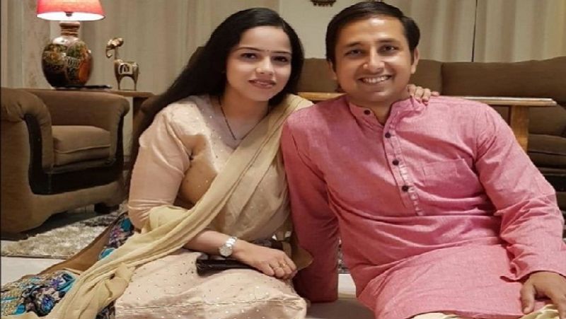 ट्रेनिंग के बाद आईएएस का यूपी कैडर मिला, फिर अलग-अलग जिलों में उन्हें ज्वाइंट मजिस्ट्रेट के रूप में तैनाती मिल गई। 2017 में परिवार की सहमति ली, फिर एक दूसरे से विवाह बंधन में बंध गए।