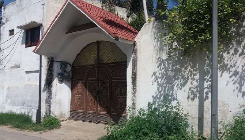 तब्लीगी जमात के अमीर मौलाना साद के कांधला स्थित फार्म हाउस पर दिल्ली पुलिस ने नोटिस चस्पा किया है। इसमें 26 सवालों के तत्काल जवाब मांगे गए हैं।