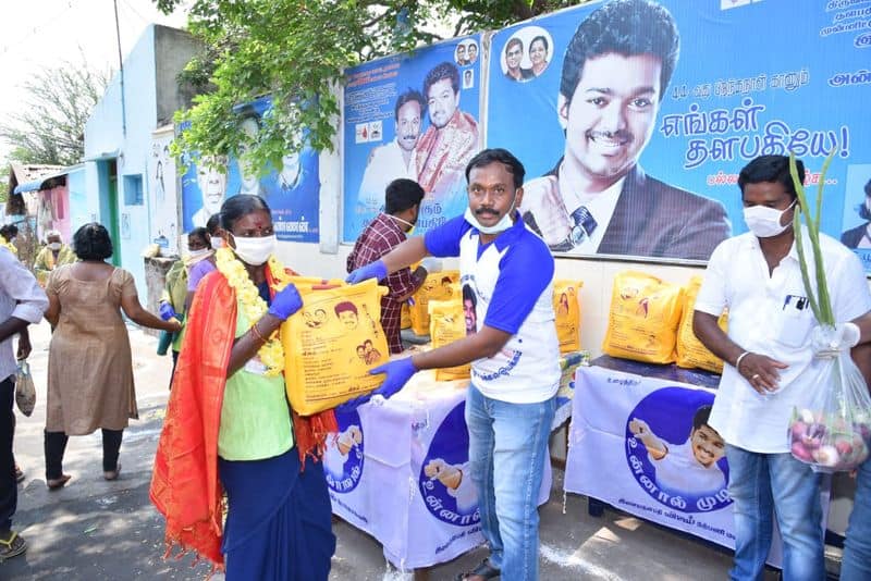 Tiruvannamalai Vijay Fans do Foot Workship to Cleaning workers