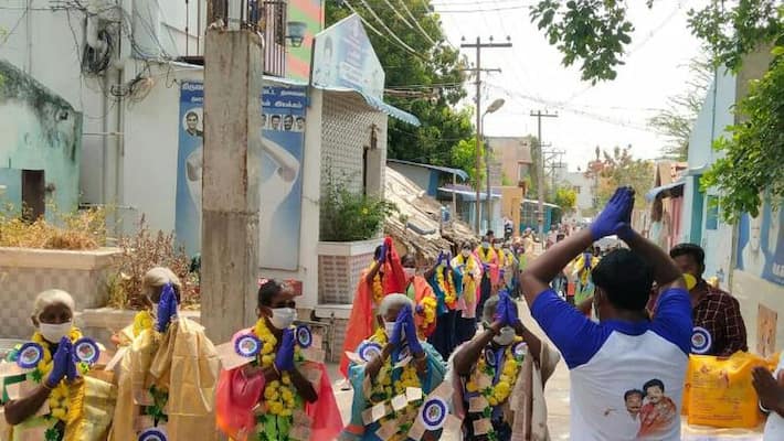 Tiruvannamalai Vijay Fans do Foot Workship to Cleaning workers Tiruvannamalai Vijay Fans do Foot Workship to Cleaning workers