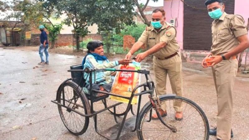 ( प्रतीकात्मक फोटो ) युवक की बात सुनकर पुलिस भी आवाक रह गई। हरीपर्वत पुलिस ने दोनों को खाने के लिए खाना दिया। युवक न्यू आगरा क्षेत्र का रहने वाला था इसलिए थानाध्यक्ष हरीपर्वत ने न्यू आगरा क्षेत्र की पुलिस से बात कर उनके राशन की भी व्यवस्था करवाई।